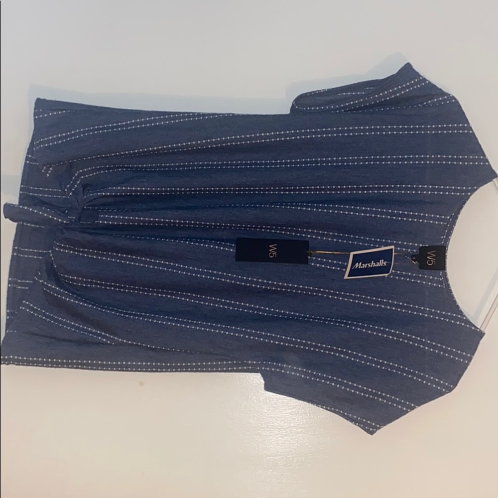 Women’s knotted top.